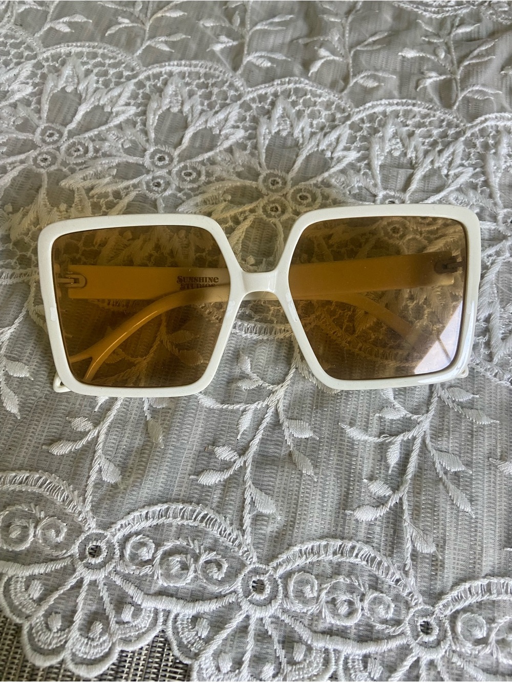 White Oversized Sunnies ☀️Free w/ Purchase!